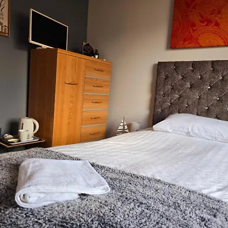2 Spacious Rooms In The Heart Of The Marina Swansea Exterior photo
