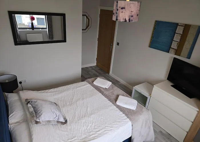 2 Spacious Rooms In The Heart Of The Marina