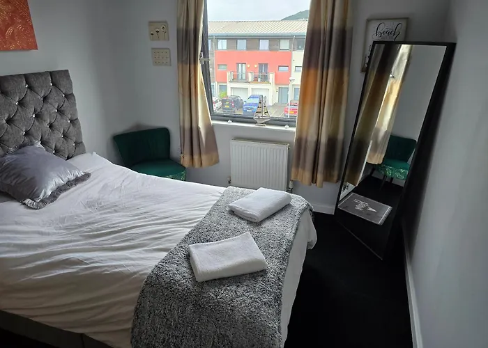 2 Spacious Rooms In The Heart Of The Marina